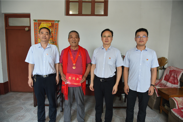 公司黨委走訪(fǎng)慰問(wèn)老黨員 頒發(fā)“光榮在黨50年”紀念章.
