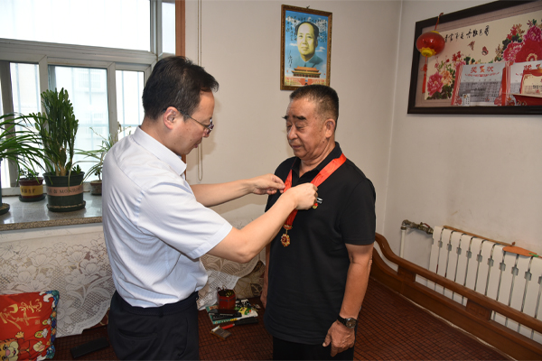 公司黨委走訪(fǎng)慰問(wèn)老黨員 頒發(fā)“光榮在黨50年”紀念章.