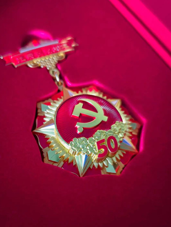 公司黨委走訪(fǎng)慰問(wèn)老黨員 頒發(fā)“光榮在黨50年”紀念章.